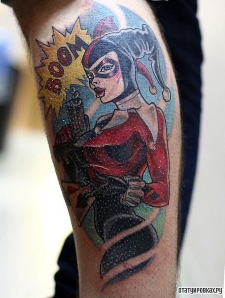 Фотография татуировки под названием «Девушка клоун и надпись бум»