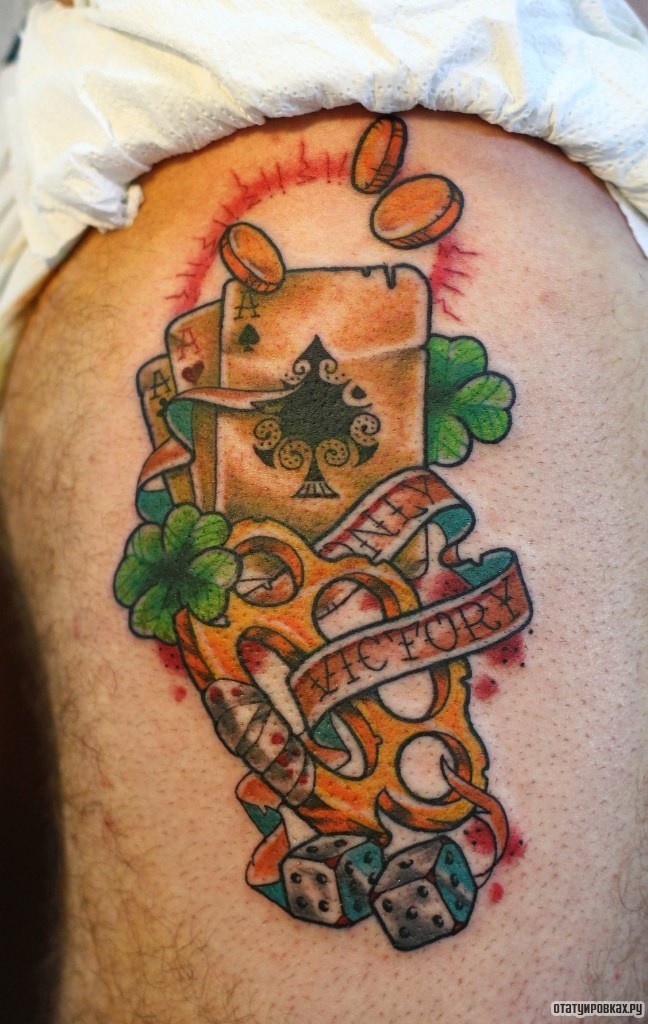 Фотография татуировки под названием «Карты, кастет, кубики»