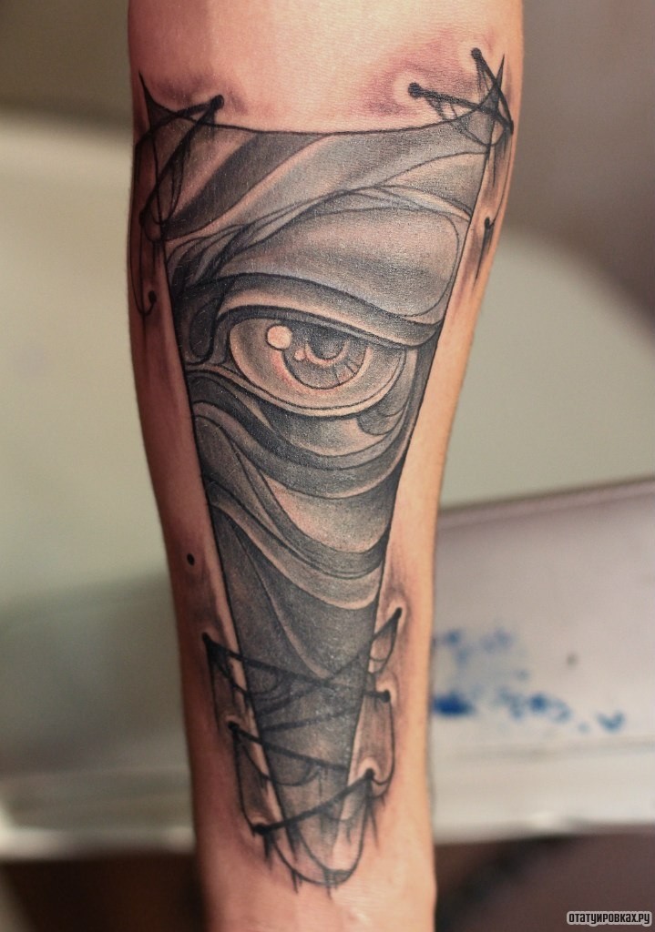 Фотография татуировки под названием «Глаз в треугольнике»