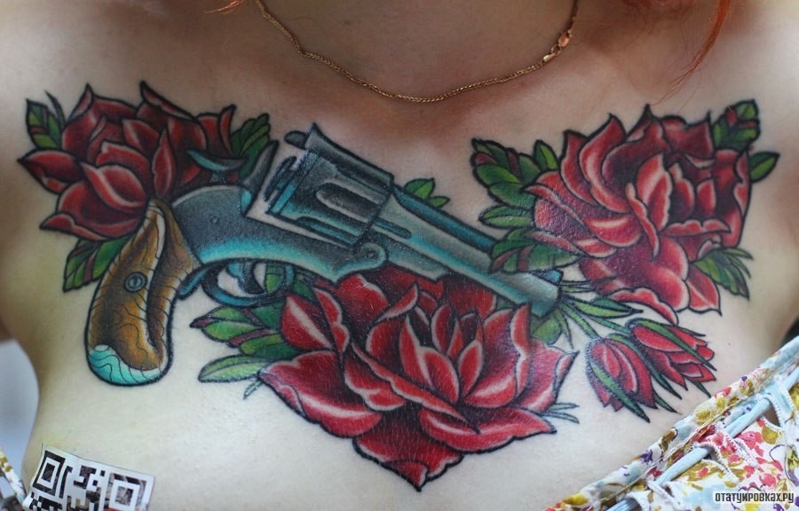 Фотография татуировки под названием «Розы с пистолетом»