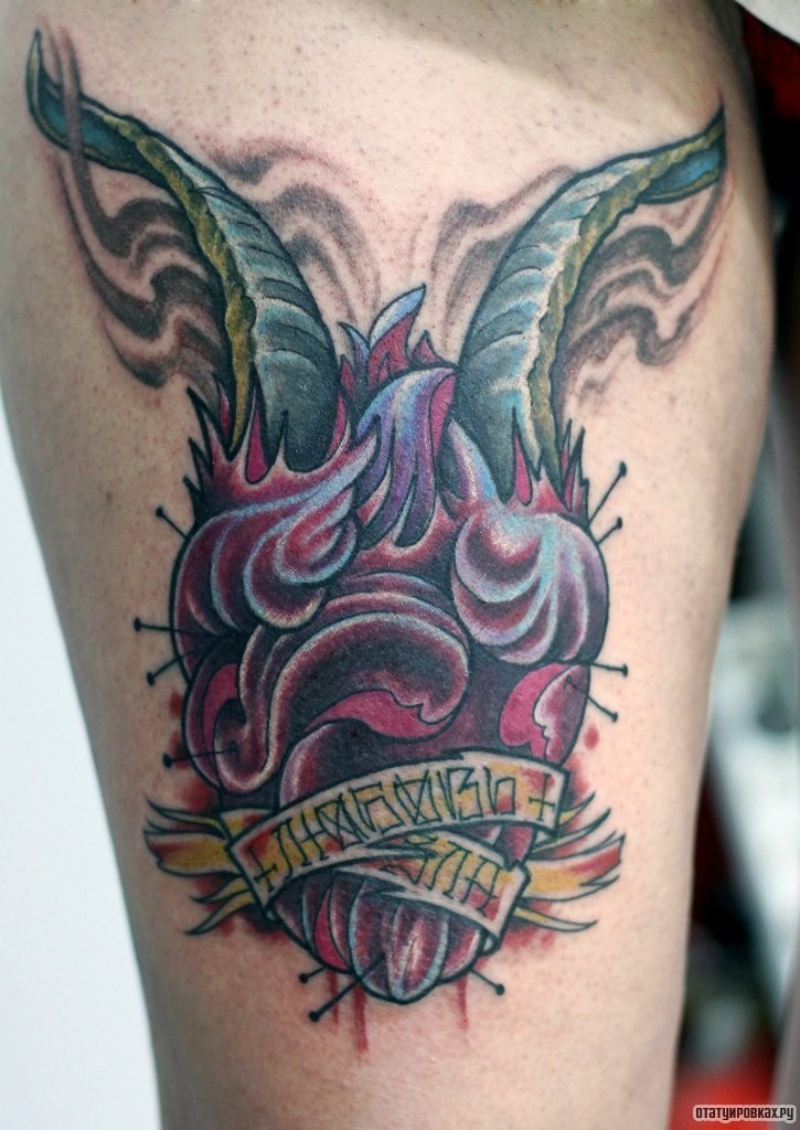 Фотография татуировки под названием «Сердце с рогами и надпись любовь зла»