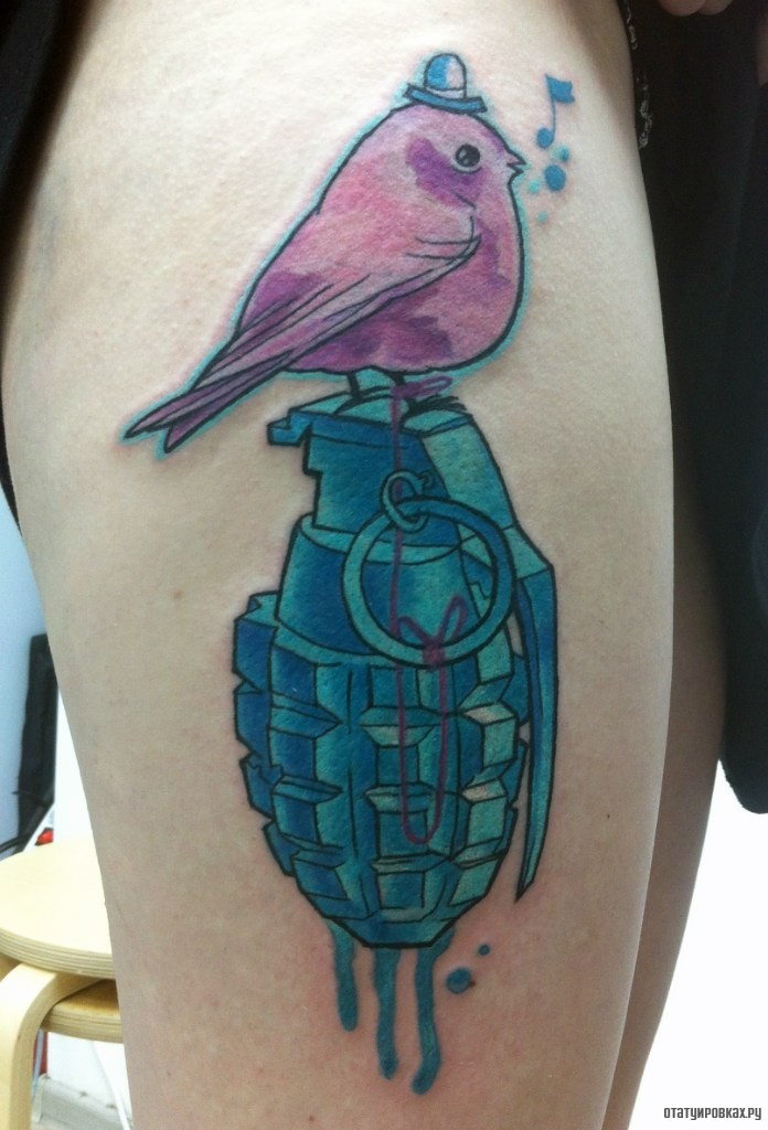 Фотография татуировки под названием «Птичка на гранате лимонке»