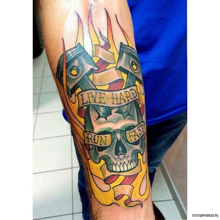 Фотография татуировки под названием «Череп, огонь и поршни»