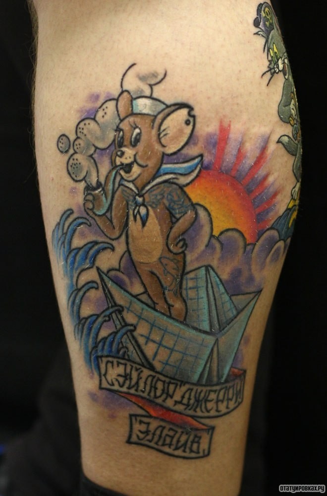 Фотография татуировки под названием «Мышка на бумажном корабле»