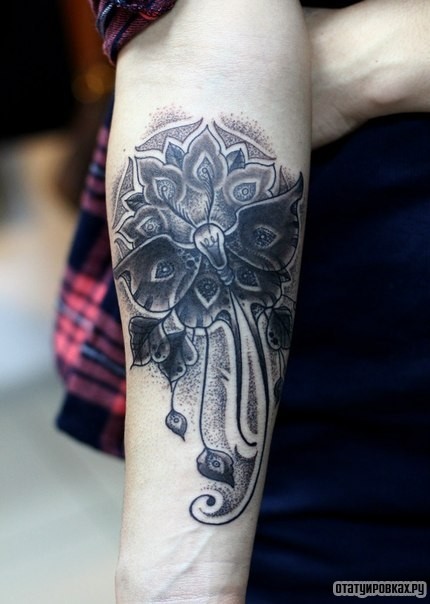 Фотография татуировки под названием «Бабочка, лампачка, мандала»