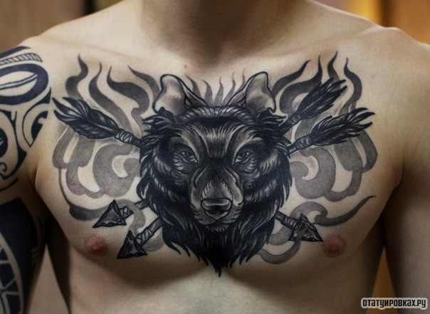 Фотография татуировки под названием «Волк со стрелами»