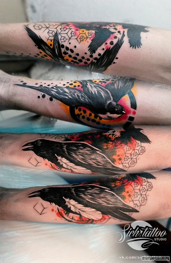 Фотография татуировки под названием «Ворона и ласточка»