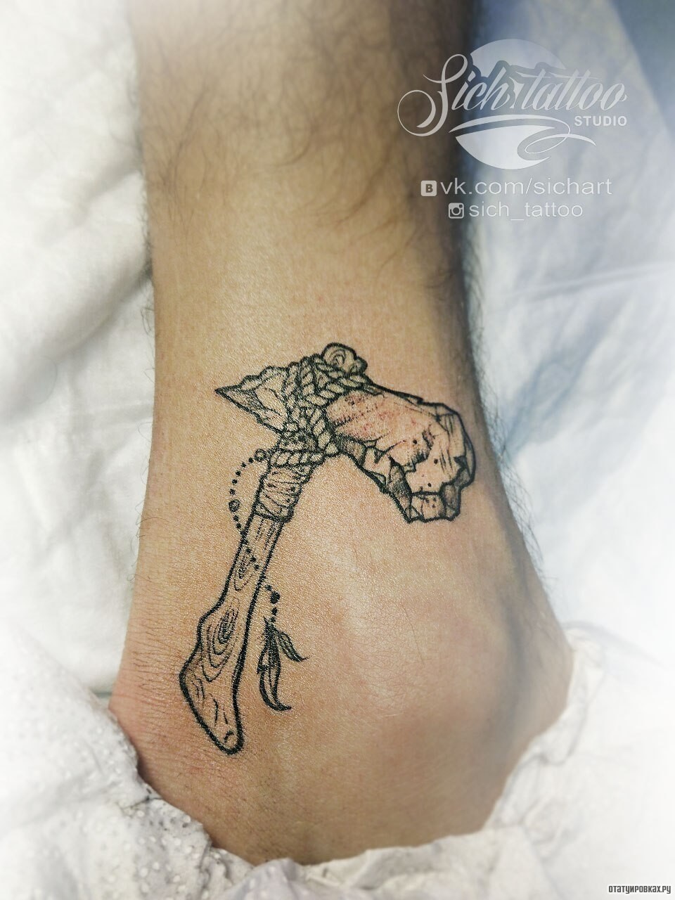 Фотография татуировки под названием «Древний молоток»