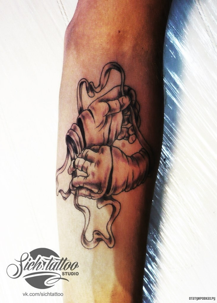 Фотография татуировки под названием «Руки инь янь»