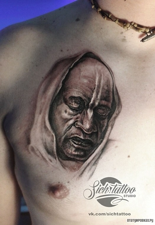 Фотография татуировки под названием «Лицо человека в капюшоне»