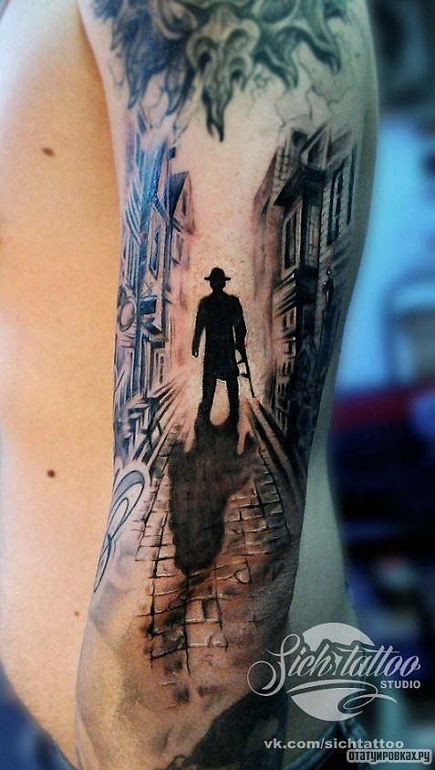 Фотография татуировки под названием «Человек черный на фоне города»