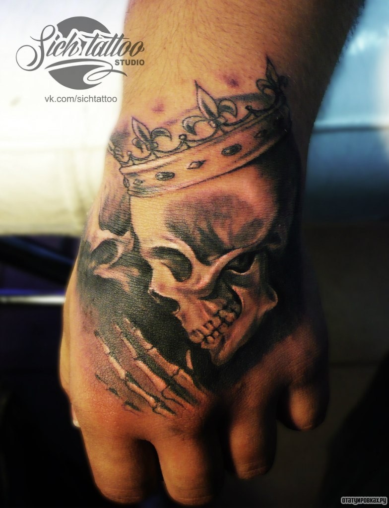 Фотография татуировки под названием «Череп в короне»