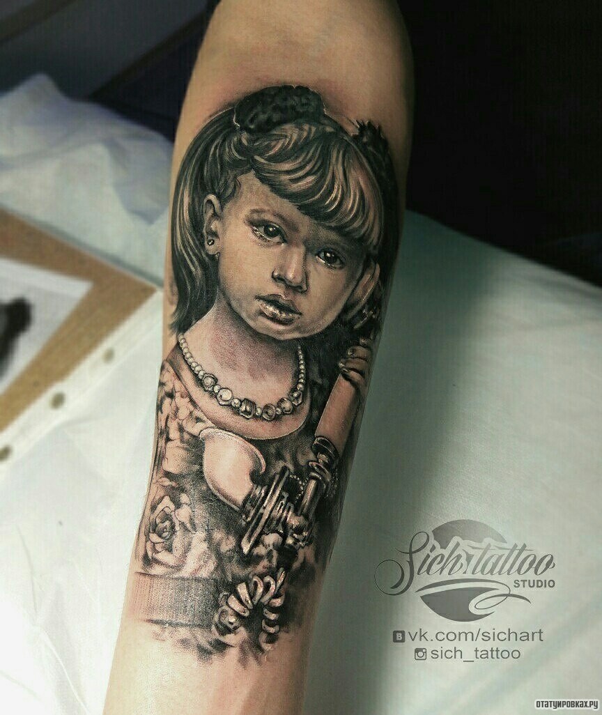 Фотография татуировки под названием «Девочка и телефонная трубка»