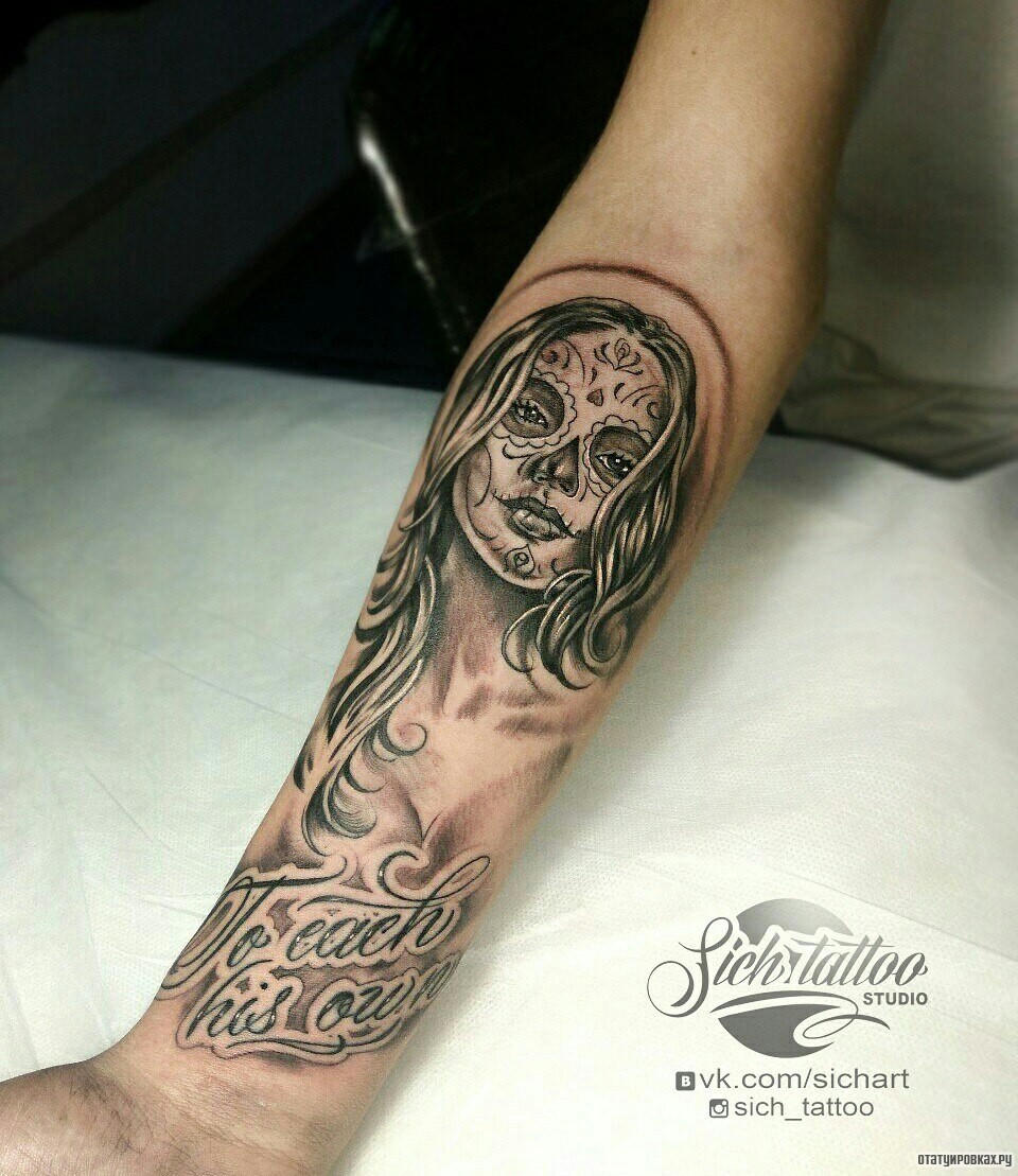 Фотография татуировки под названием «Девушка чикано и надписи»