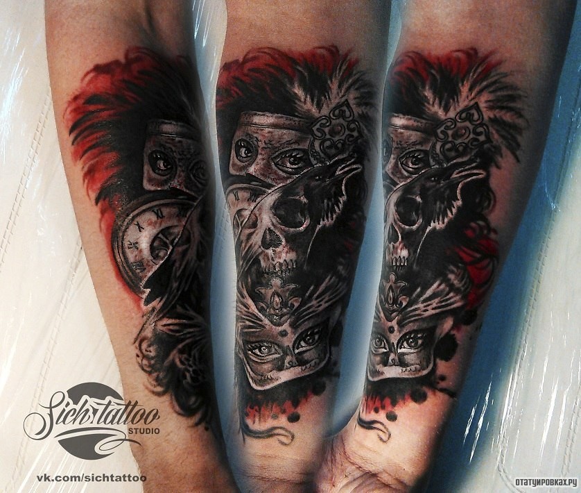 Фотография татуировки под названием «Маски, часы, череп»