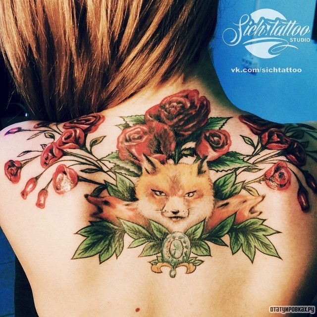 Фотография татуировки под названием «Три лисы и розы»