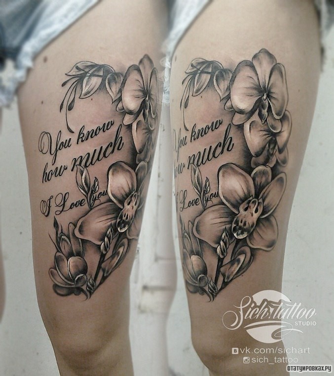 Фотография татуировки под названием «Цветы и надпись»