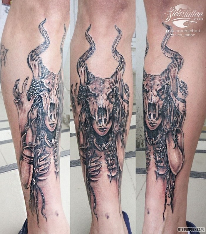 Фотография татуировки под названием «Девушка и череп животного»