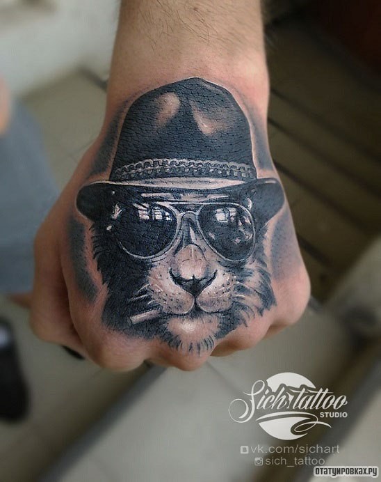 Фотография татуировки под названием «Кот с сигаретой в шляпе и очках»