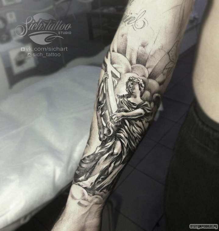 Фотография татуировки под названием «Ангел с крестом скульптура»