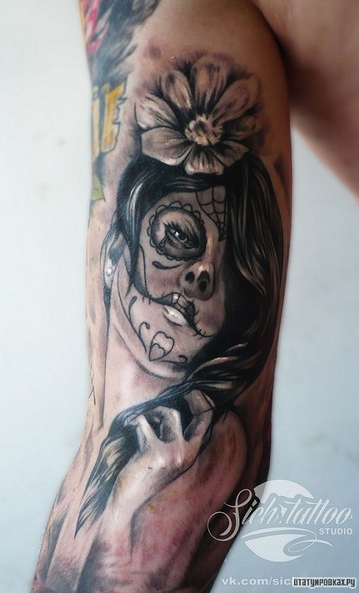 Фотография татуировки под названием «Девушка  чикано с цветком»