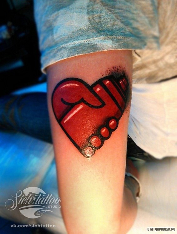 Фотография татуировки под названием «Баллончик в руке как сердце»
