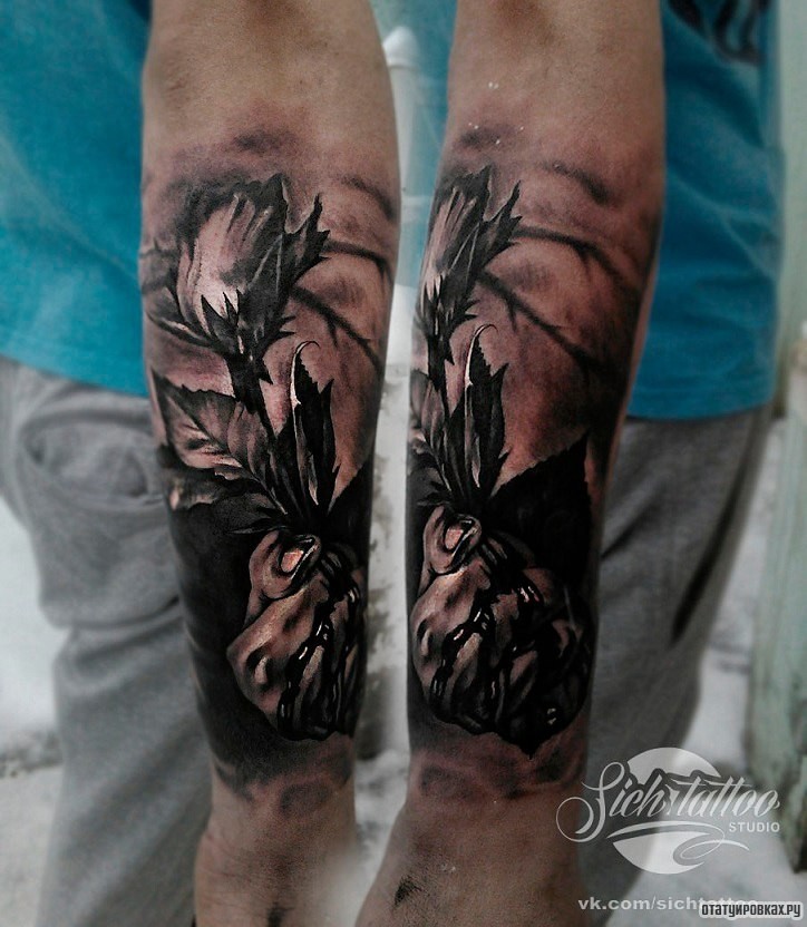 Фотография татуировки под названием «Роза с шипами в руке»