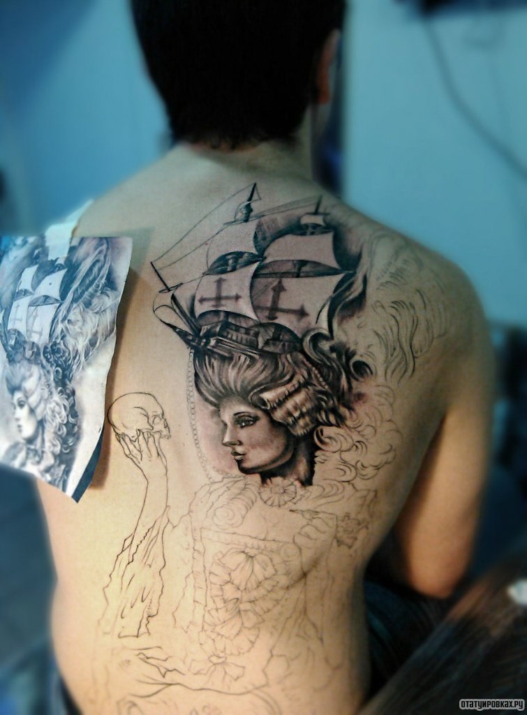 Фотография татуировки под названием «Девушка с кораблем на голове»