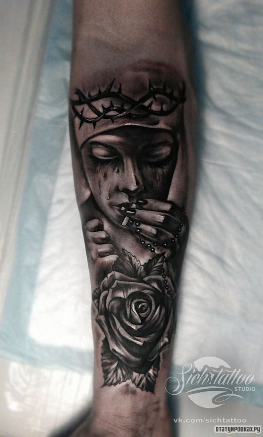 Фотография татуировки под названием «Девушка целует крест»
