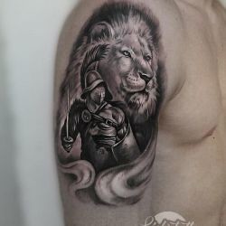 Тату лев с воином