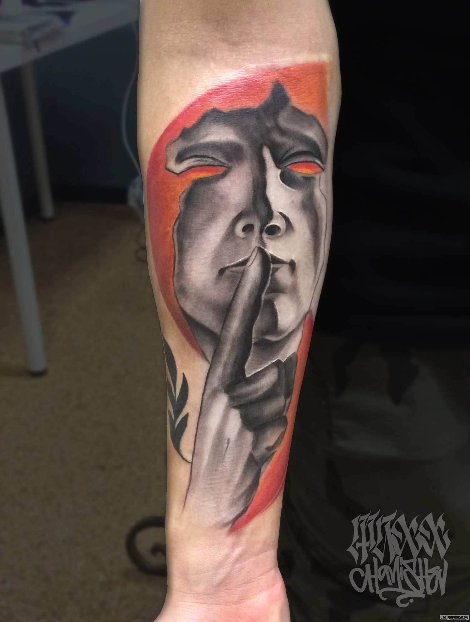 Фотография татуировки под названием «Маска с красным цветом»