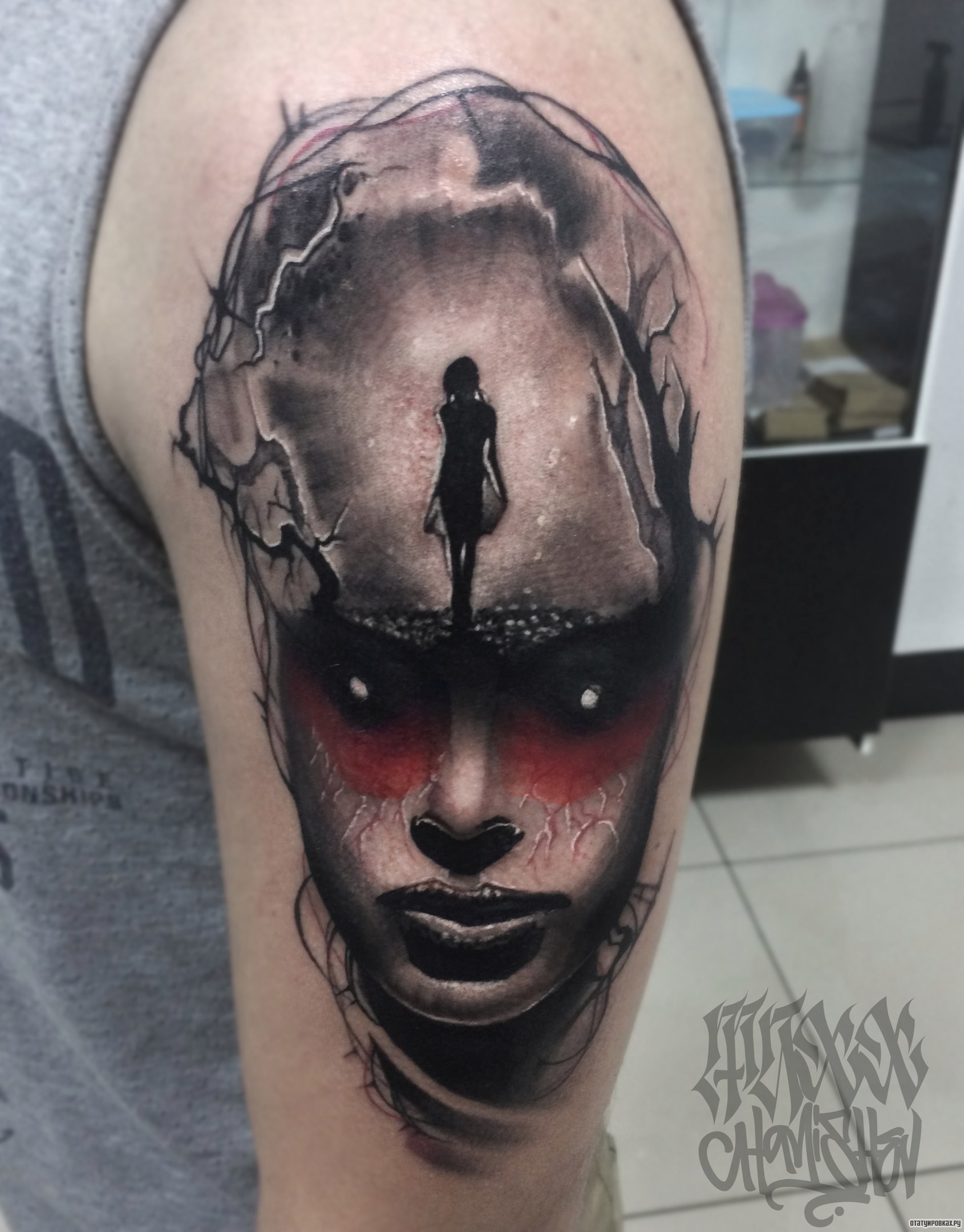 Фотография татуировки под названием «Девока в голове у девушки»