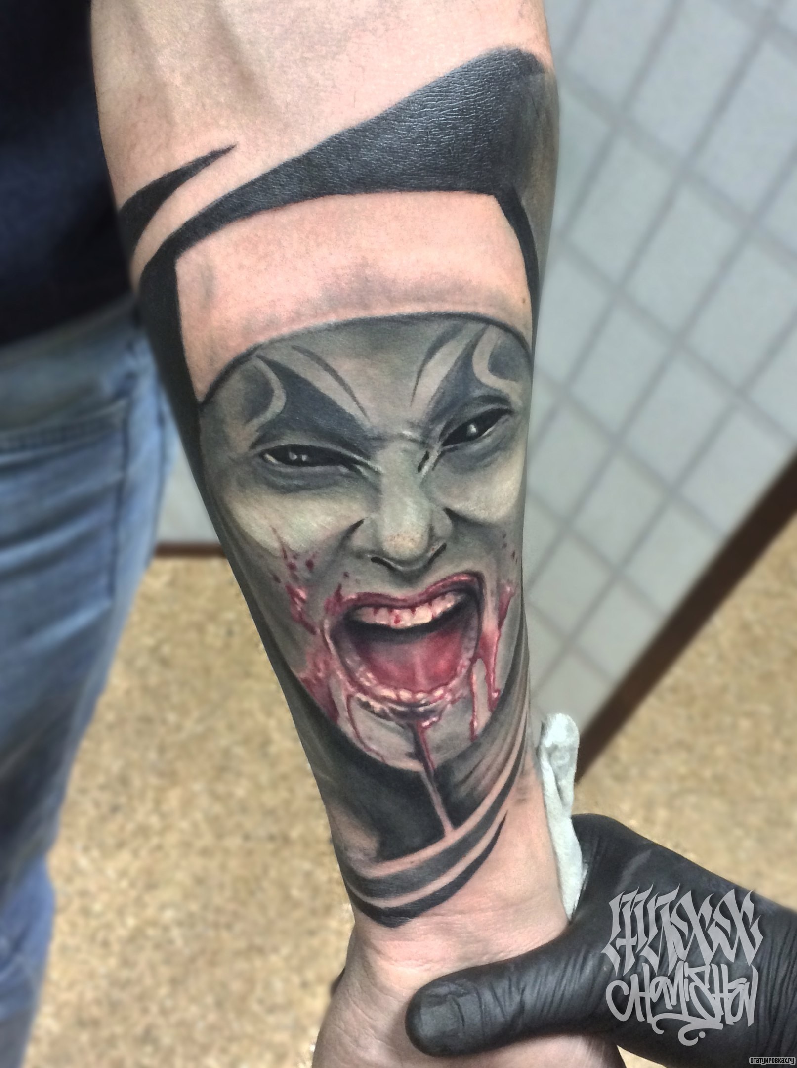 Фотография татуировки под названием «Ужасное кровавое лицо»
