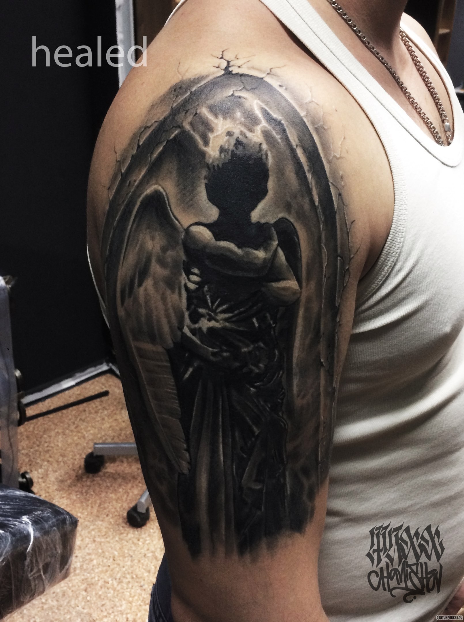 Фотография татуировки под названием «Ангел очертание»
