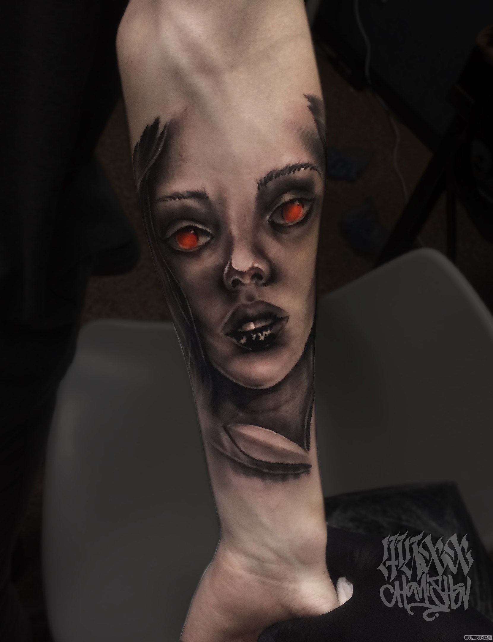 Фотография татуировки под названием «Лицо девушки с оранжевыми глазами»