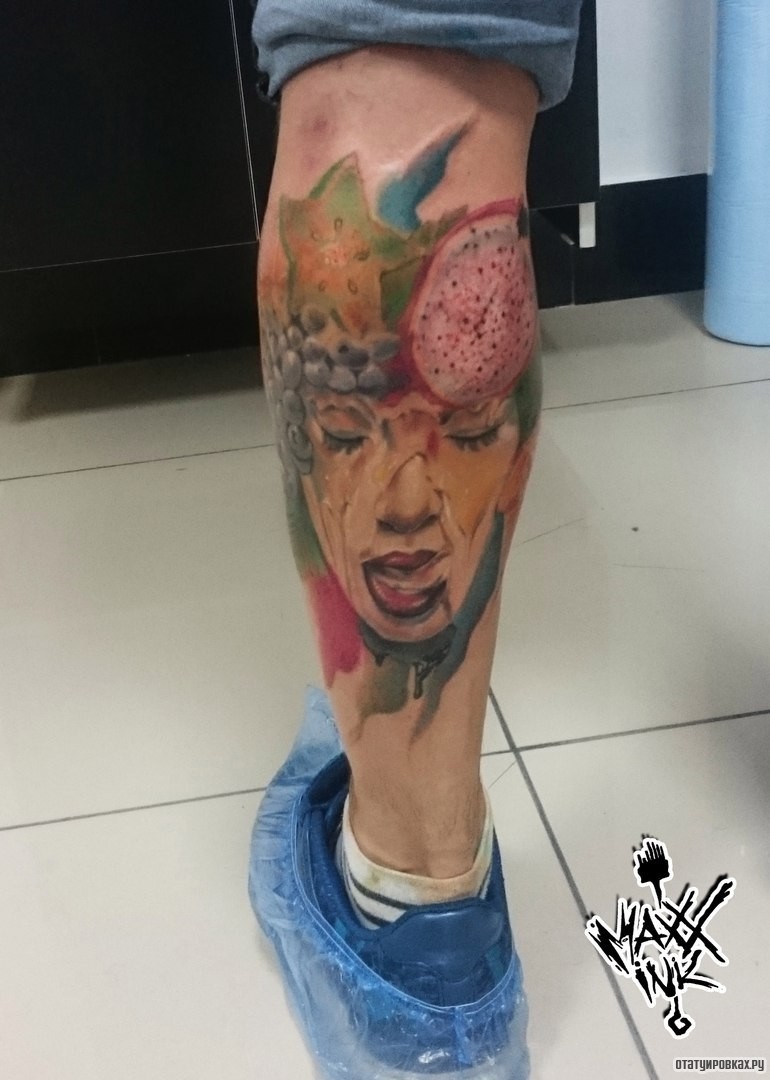 Фотография татуировки под названием «Девушка с фруктами на голове»
