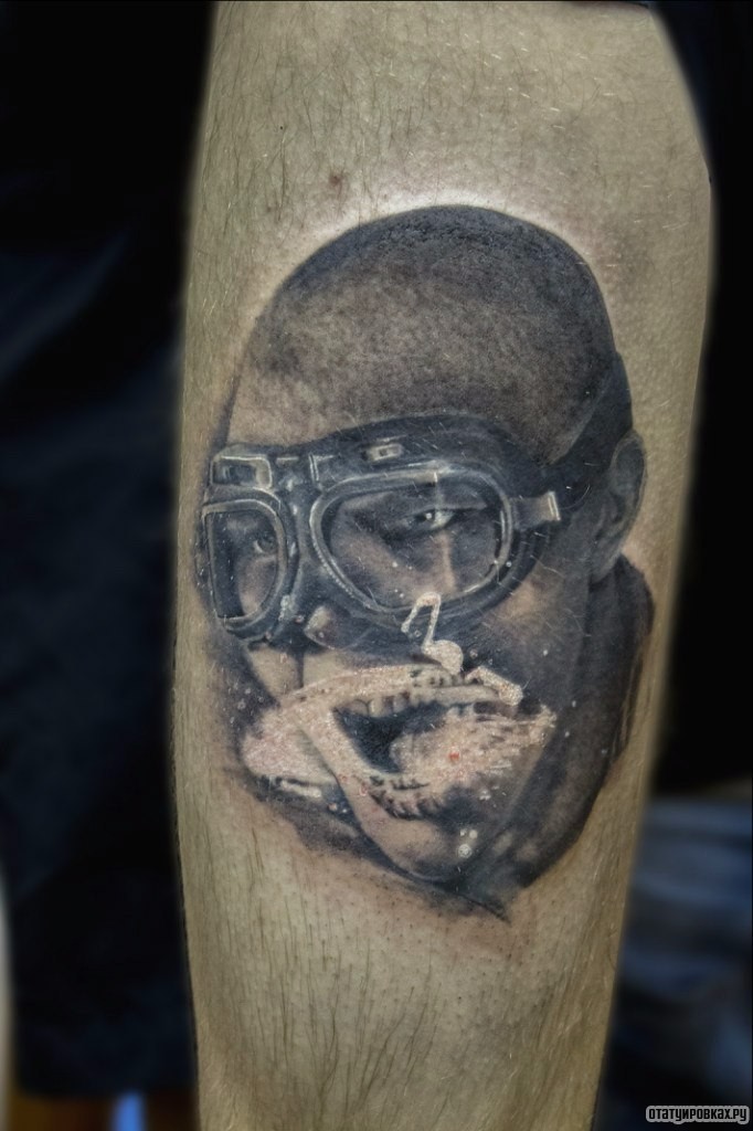 Фотография татуировки под названием «Человек в очках пилота»