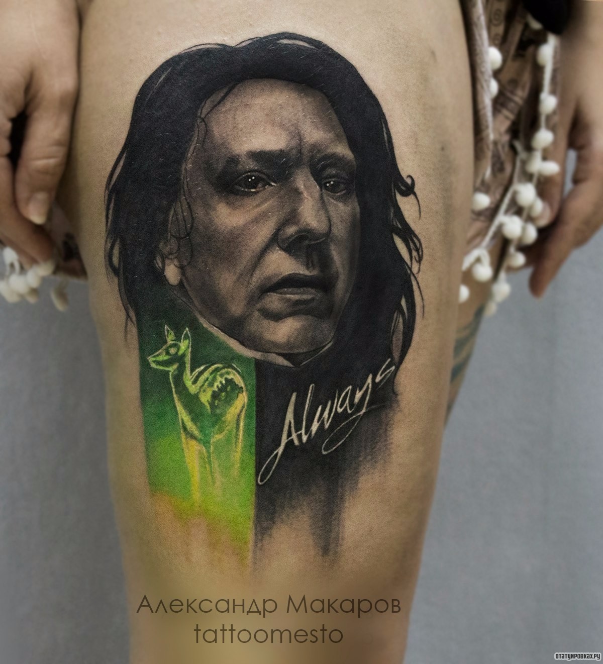 Фотография татуировки под названием «Портрет человека с олененком»