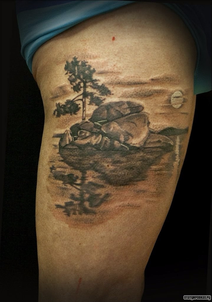 Фотография татуировки под названием «Остров с деревом»