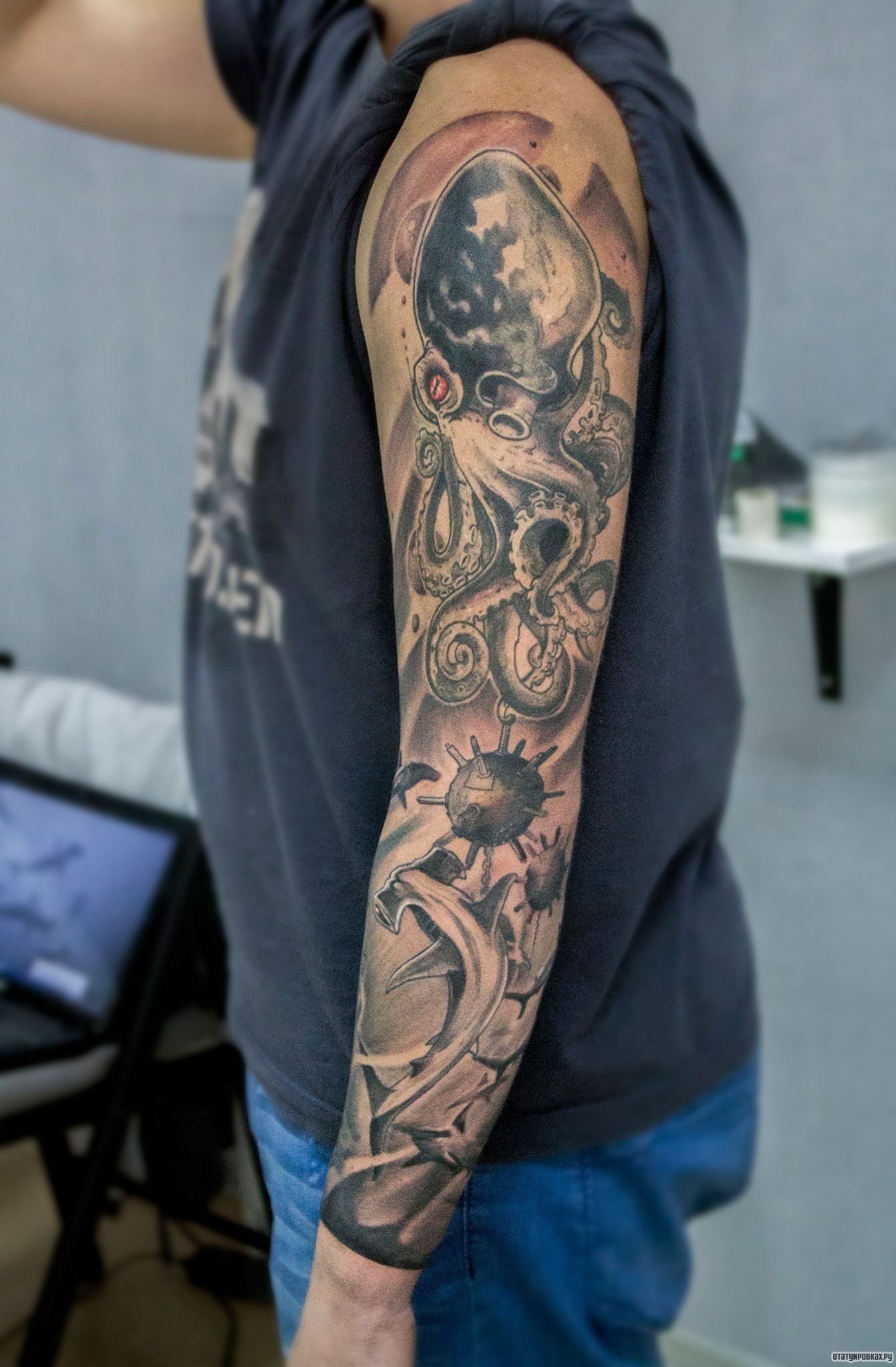 Фотография татуировки под названием «Осьминог и подводные мины»