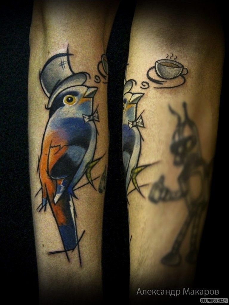 Фотография татуировки под названием «Птичка снегирь в шляпе»