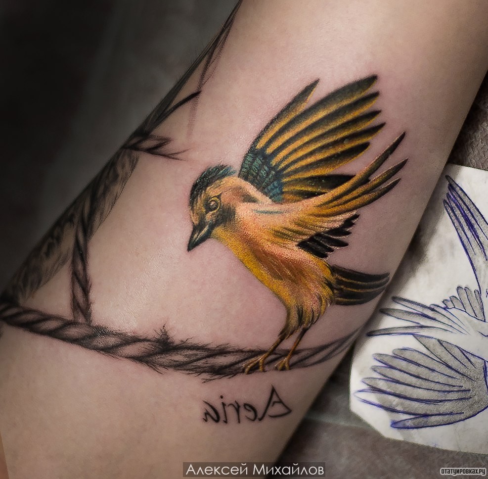 Фотография татуировки под названием «Желтая птичка»