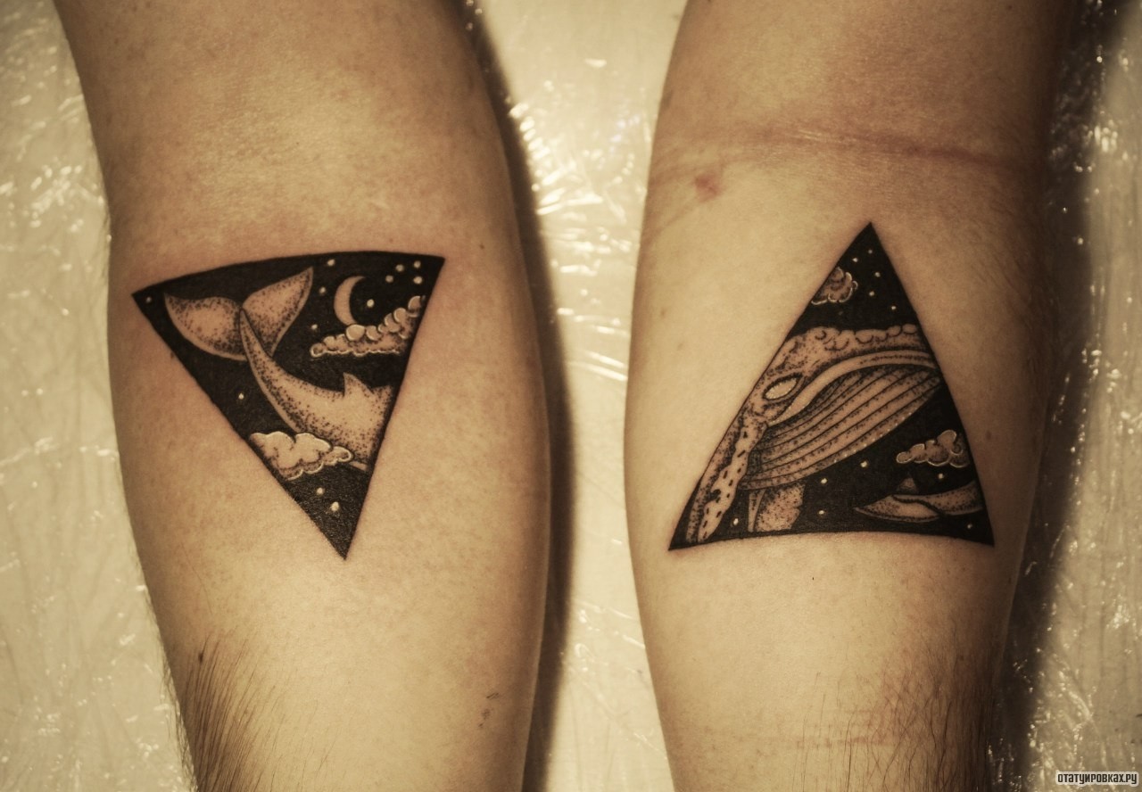 Фотография татуировки под названием «Два треугольника с китом»