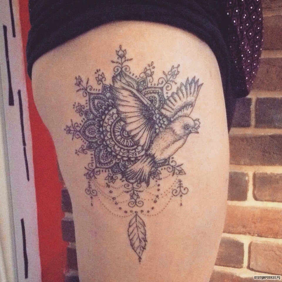 Фотография татуировки под названием «Птица и мандала»