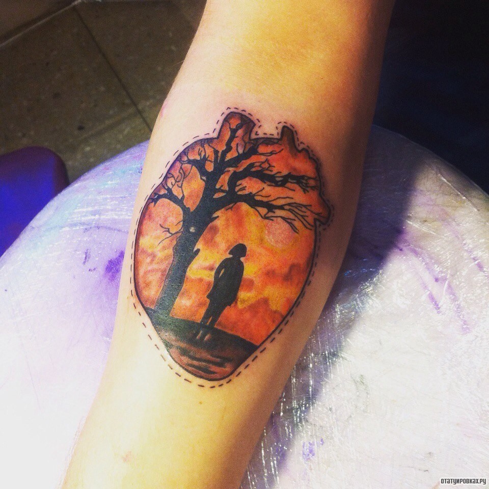 Фотография татуировки под названием «Девочка с деревом в сердце»