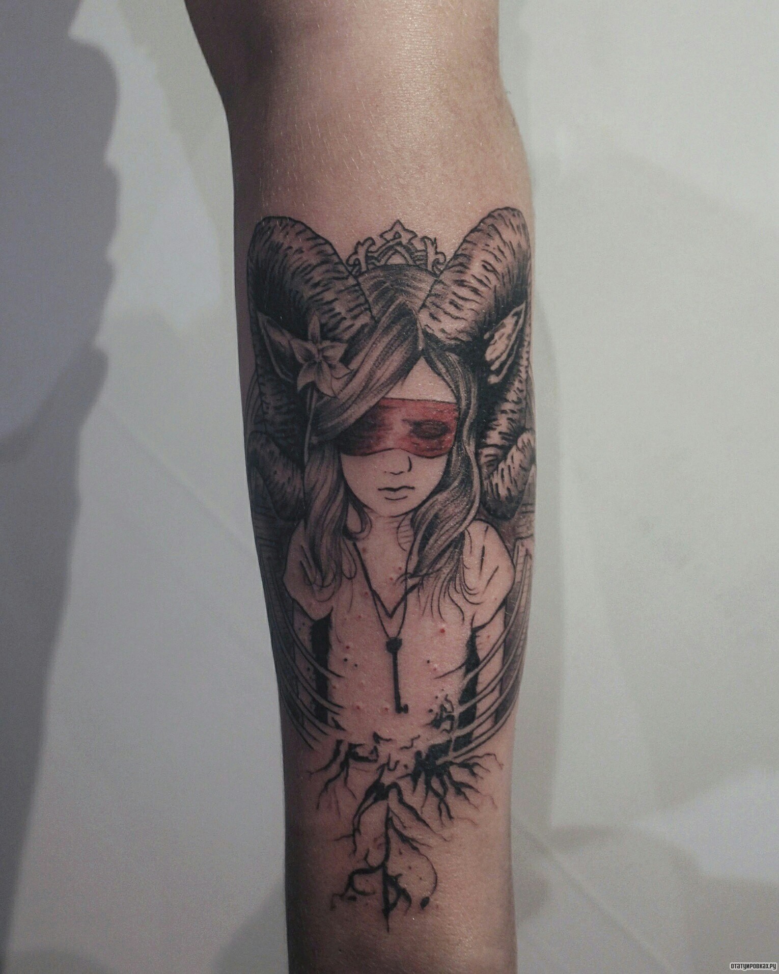 Фотография татуировки под названием «Девушка с бараньими рогами»