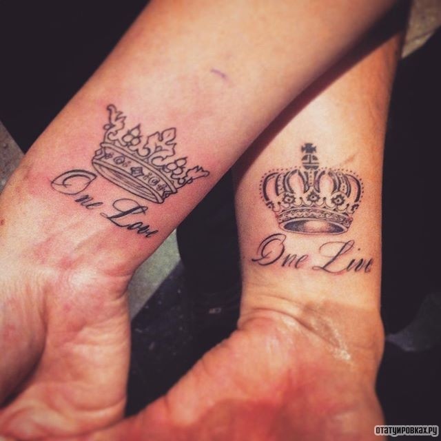 Фотография татуировки под названием «Короны и надпись one love»