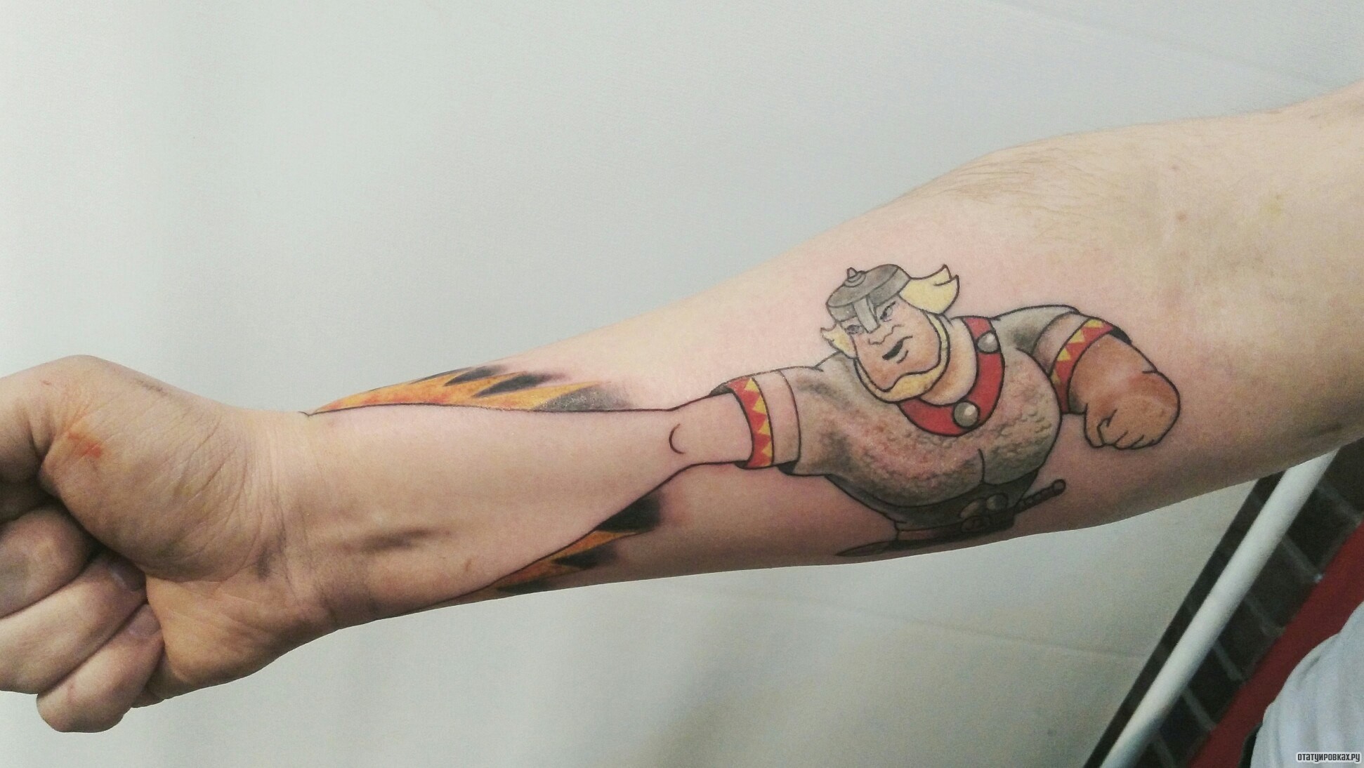 Фотография татуировки под названием «Большая рука героя»