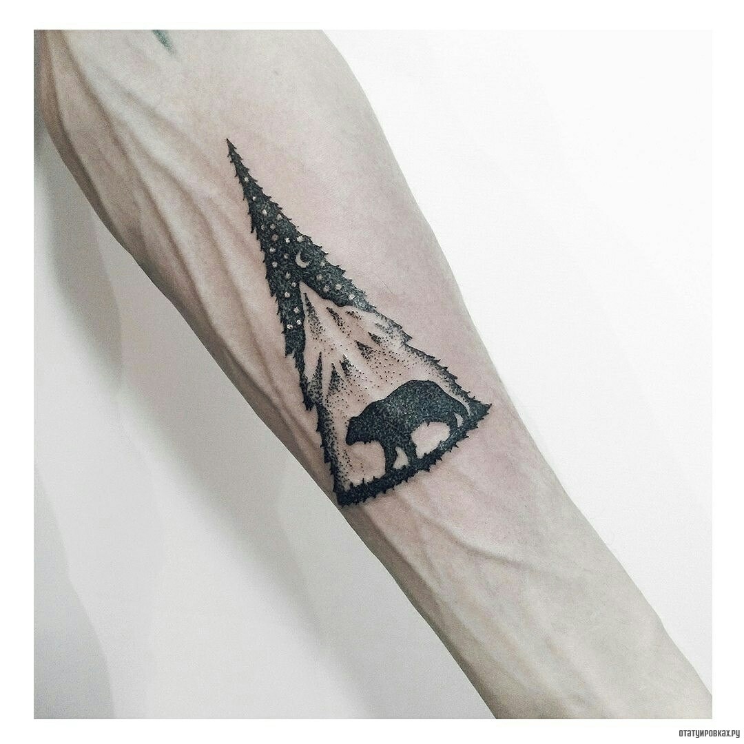 Фотография татуировки под названием «Елка с медведем»