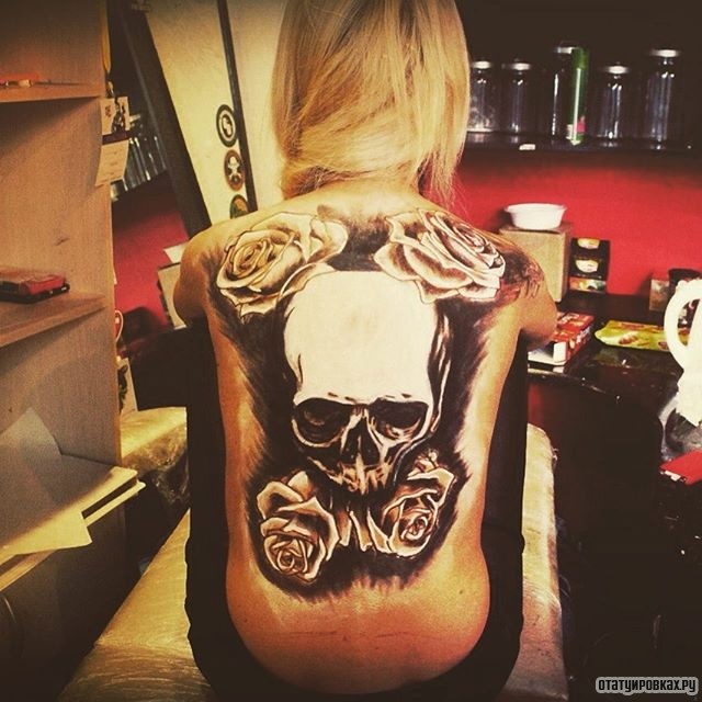 Фотография татуировки под названием «Череп и четыре розы»